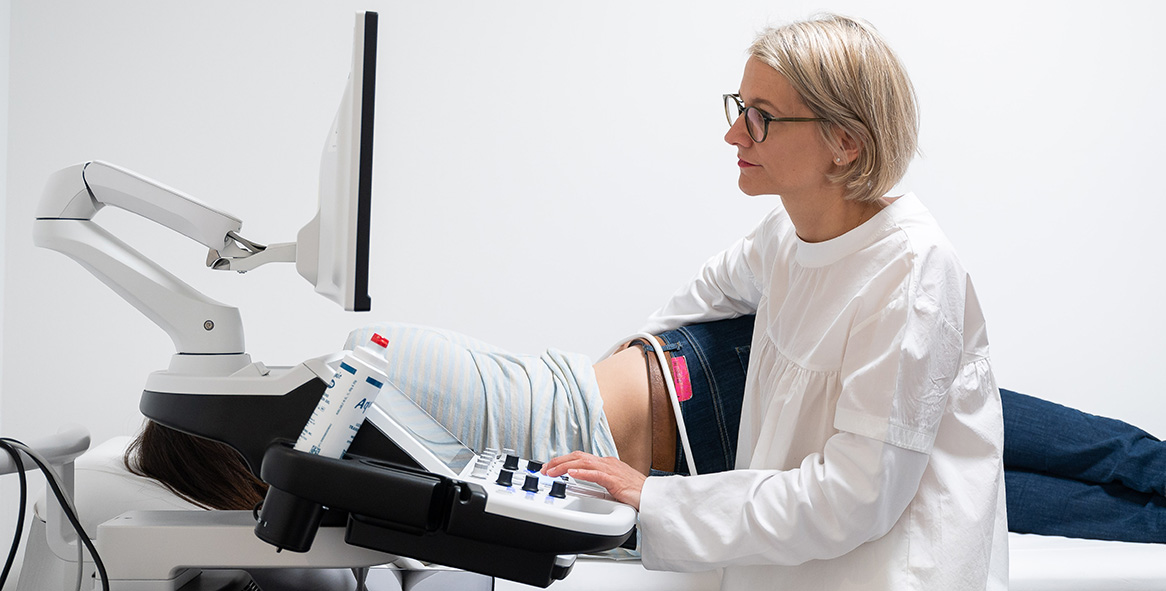 Dr. Karoline Horvatits bei der Behandlung einer Patientin