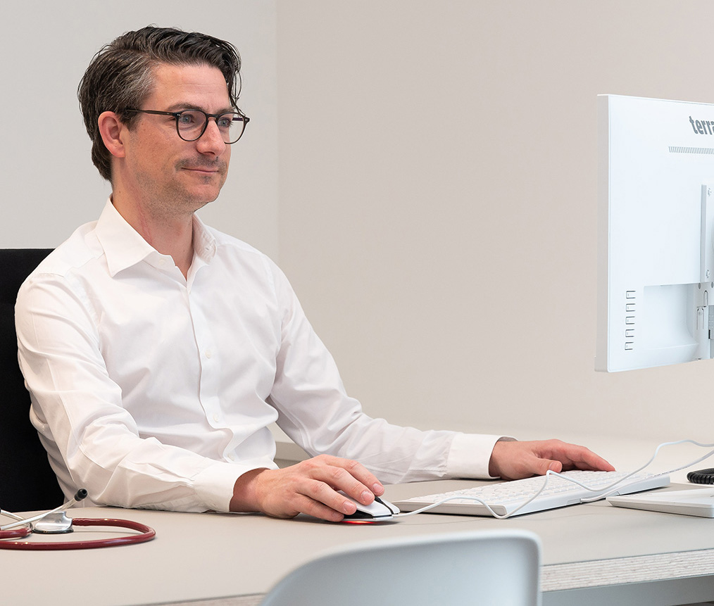 Dr. Thomas Horvatits am Computer - GASTROMEDICS Eisenstadt 