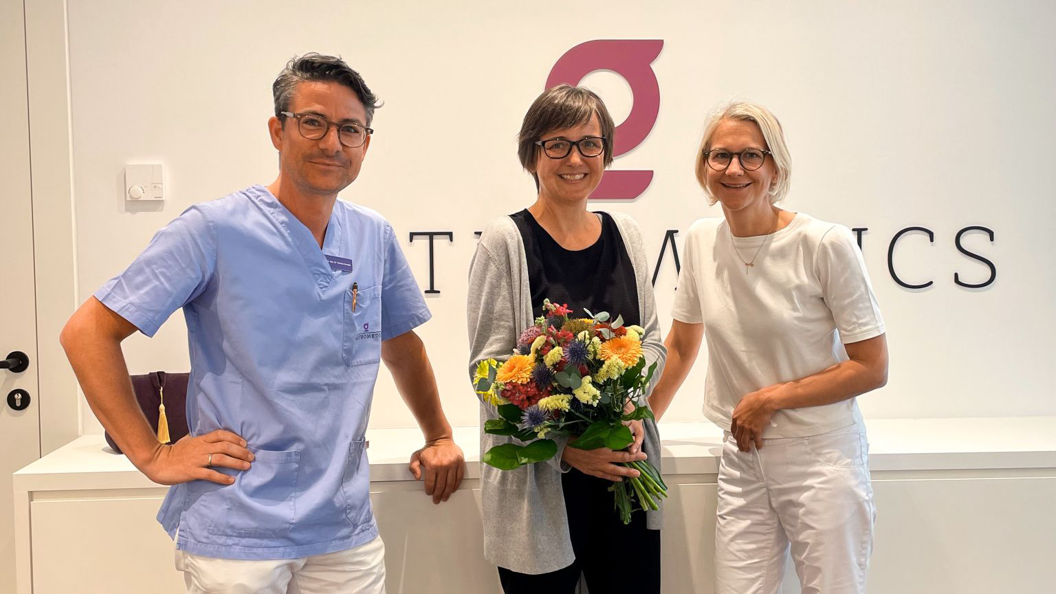 Dr. Thomas Horvatits und Dr. Karoline Horvatits geimeinsam mit ihrer 3000. Patientin